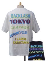 ISAMU KATAYAMA BACKLASH イサムカタヤマ バックラッシュ × Klevay Paper Signs プリントTシャツ